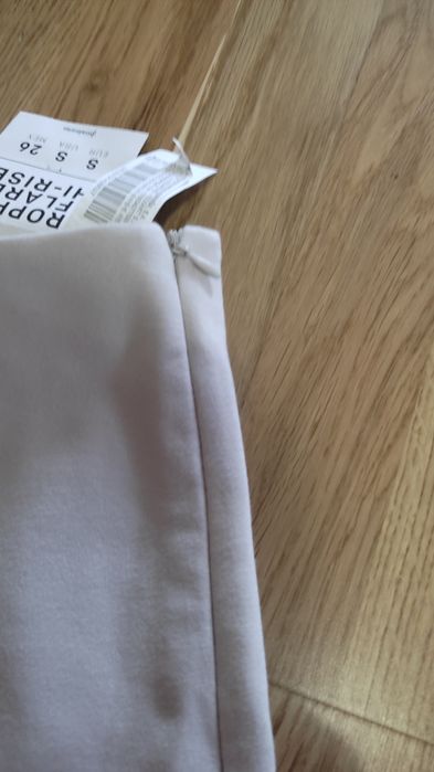 Nowe beżowe dzianinowe dzwony r. 36/S Stradivarius
