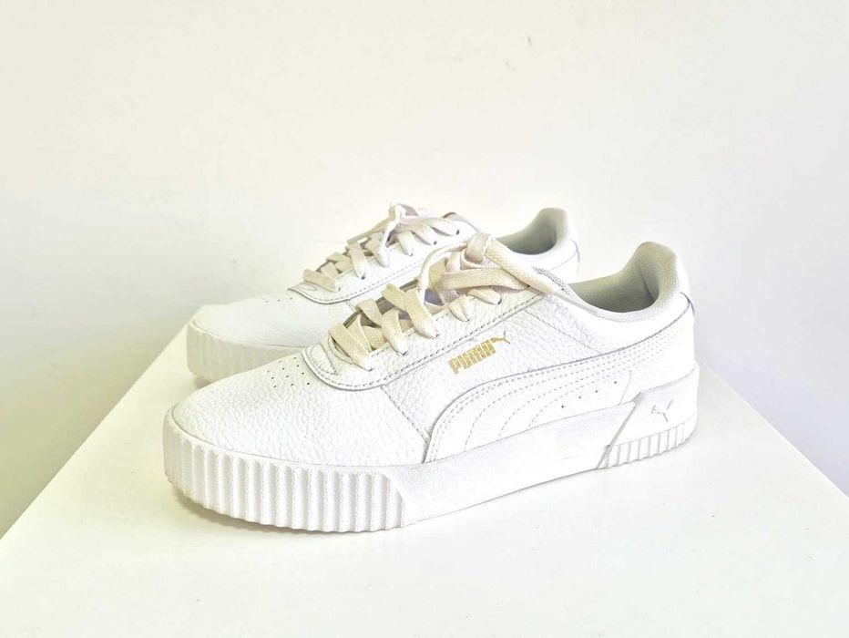 Ténis Puma 40, com símbolo em dourado, como novos