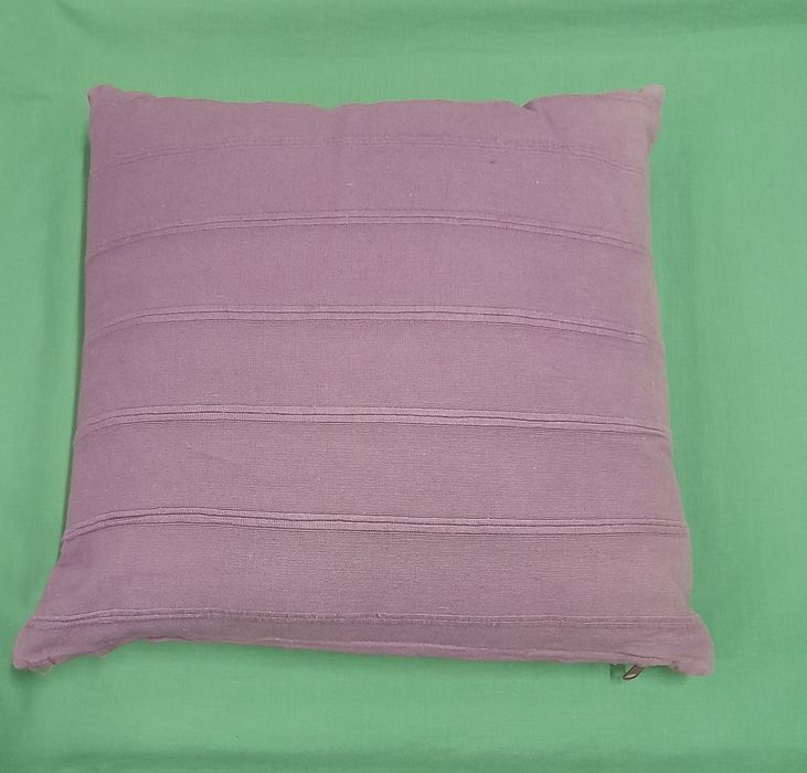 Almofada cor beringela.
