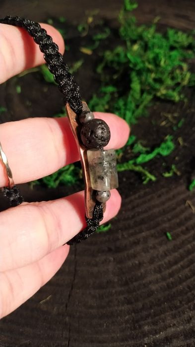 Bransoletka z frenitem, lawą i larvikitem na miedzi