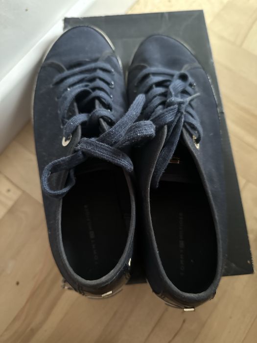 Tommy Hilfiger granatowe trampki ( roz. 41/42)g