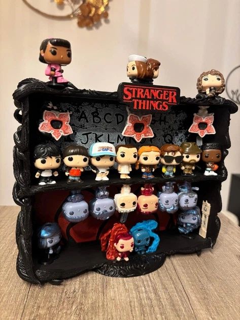 Stojak Ekspozytor na figurki Stranger Things Kinder Joy Wersja Ultra-Premium