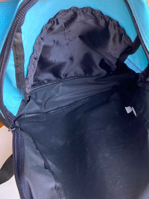 Pequena mochila preta e azul