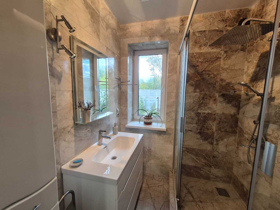 Двоповерховий будинок з ремонтом на Вінницьких Хуторах