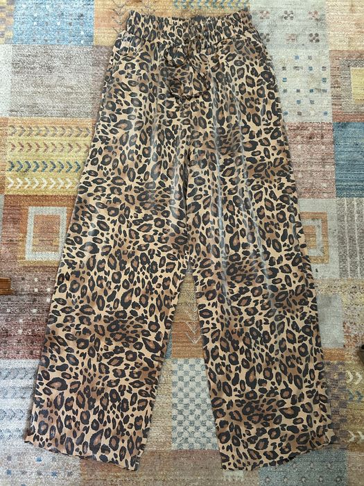 Леопардові штані на завʼязці, переливаються на сонці, приємні на дотик