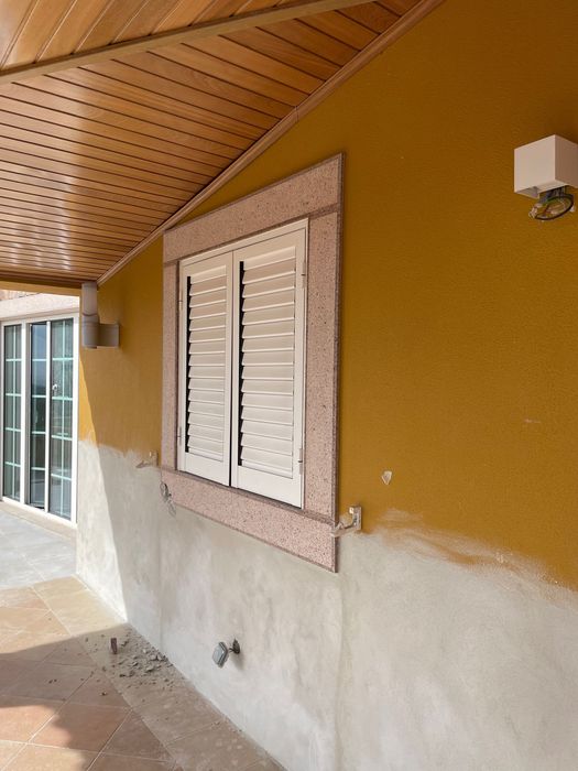 2 Janelas com Persianas de Encaixe: 1,1m x 1,1m.  condição excelente