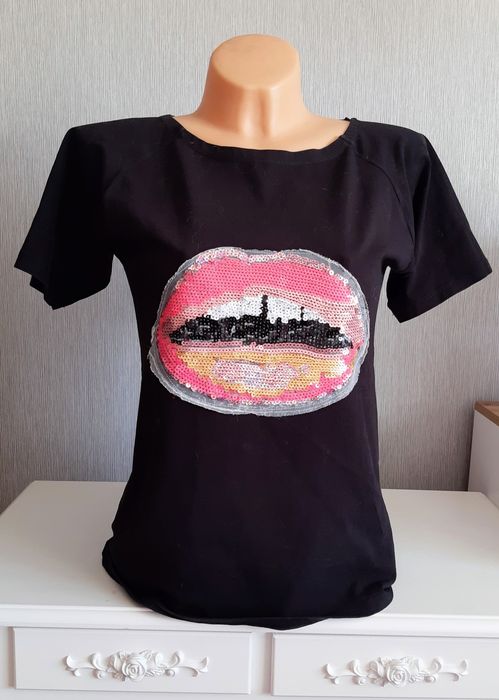 Czarna bluzka t-shirt z ustami cekiny