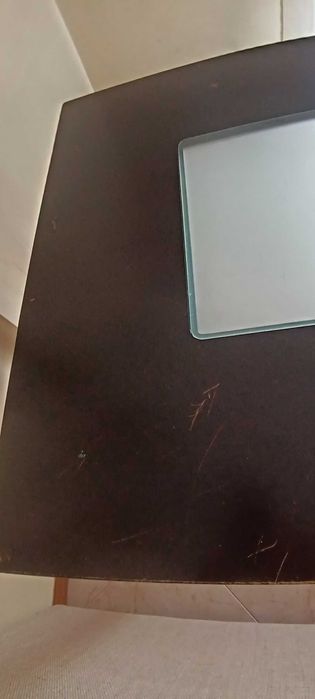 Mesa de jantar em wengué com bastante uso