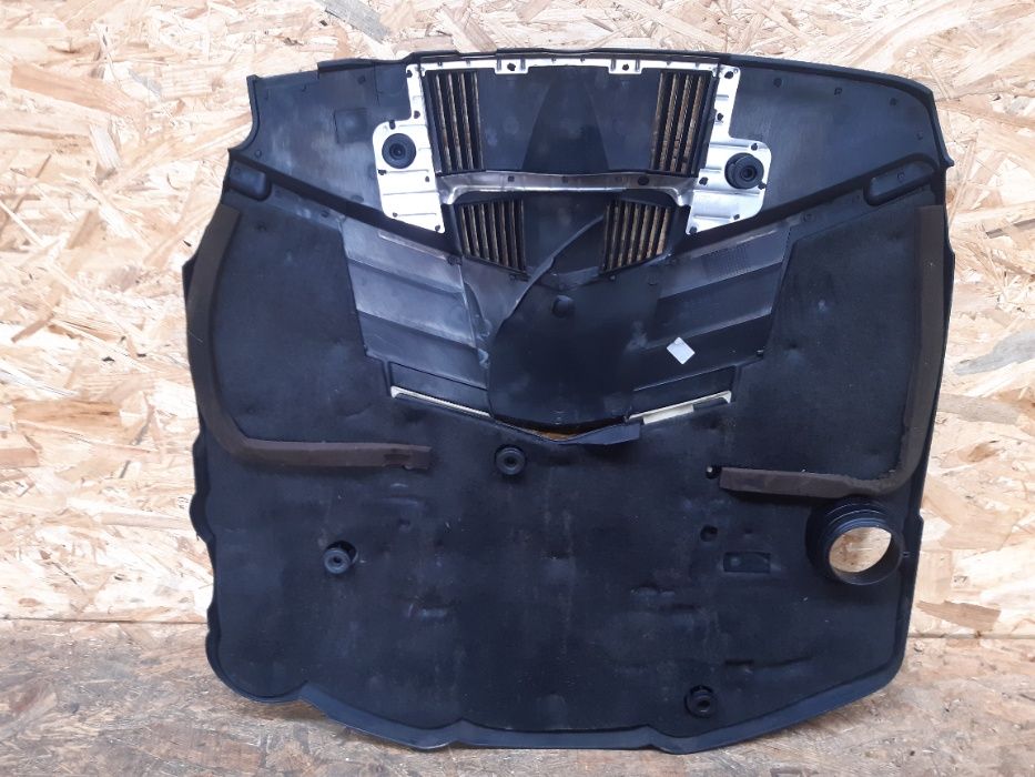 Pokrywa silnika Mercedes