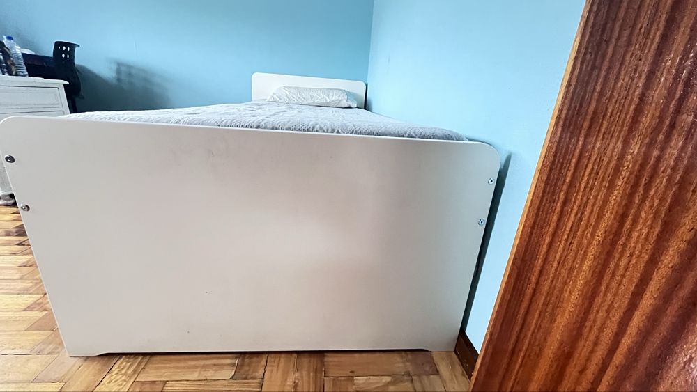 Duas bicicletas e uma cama