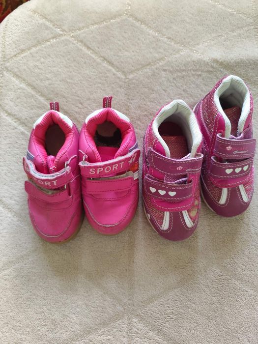 Продам 2 пари дитячого взуття