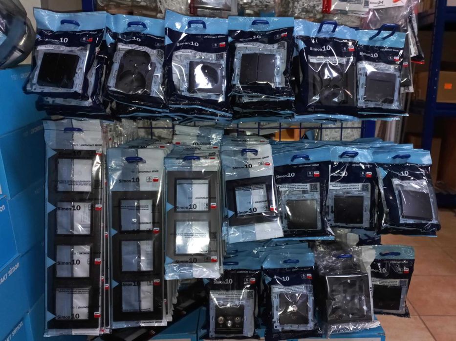 Łączniki, gniazdka, ramki z serii Simon 10 czarny mat