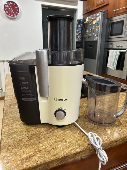 Máquina de fazer sumos/ Centrifugadora Bosch