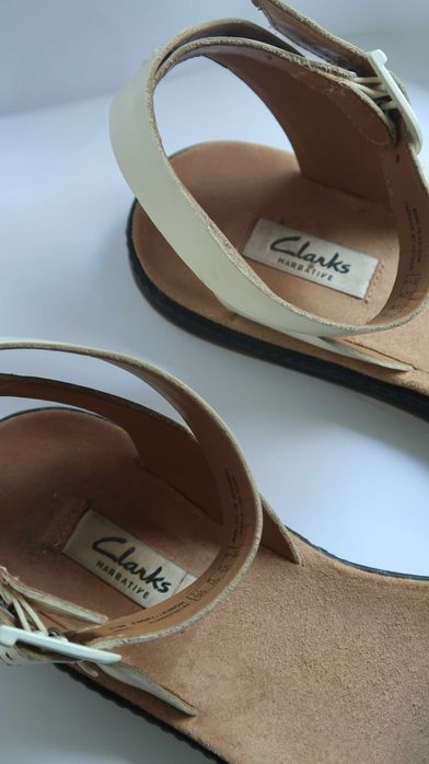 Шкіряні босоніжки clarks із зміїною шкірою