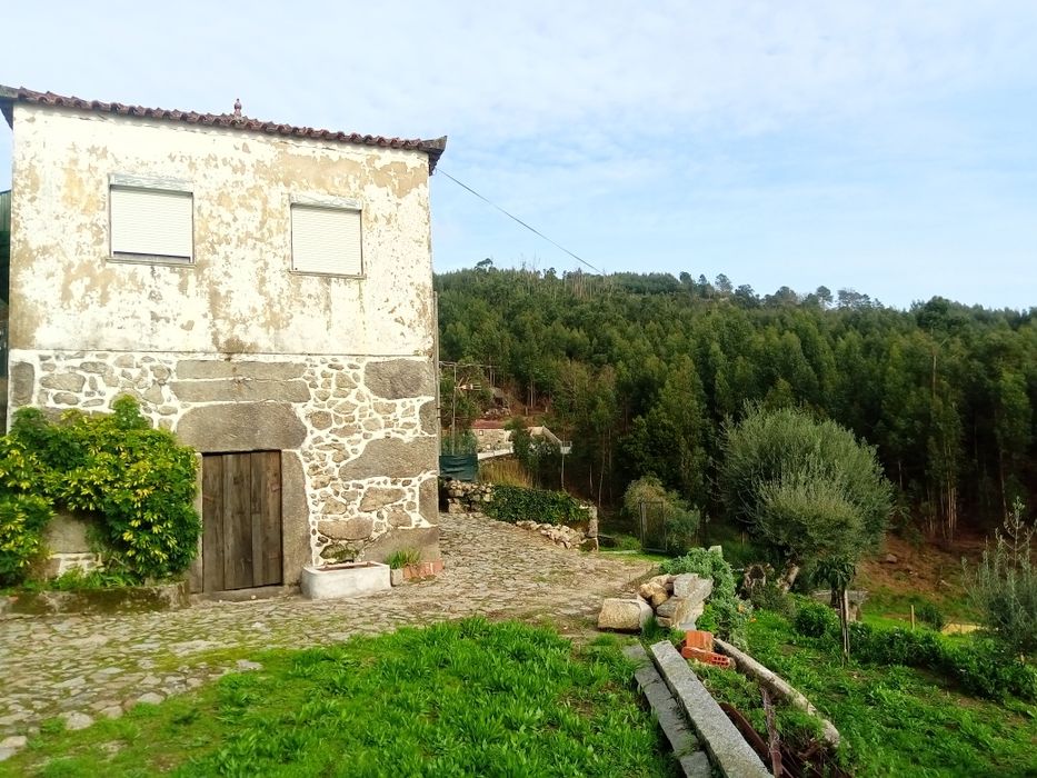 Casa para restaurar e terreno