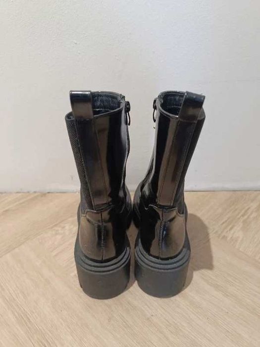 Czarne lakierowane botki Reserved 37 platforma chunky