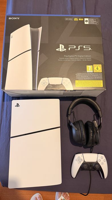 Playstation 5 + Headset HyperX Cloud II