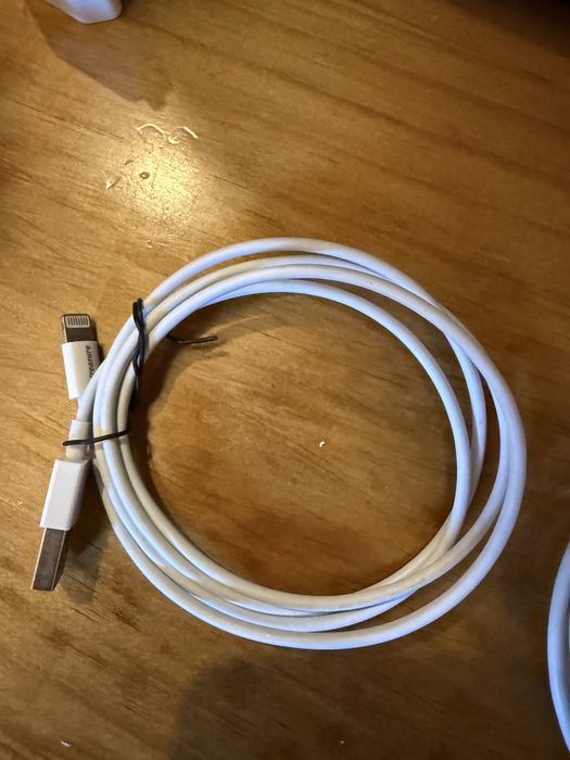 Cabos USB, fones e carregador Iphone