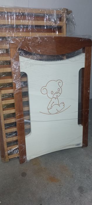 Berço de bebé em excelente estado com colchão