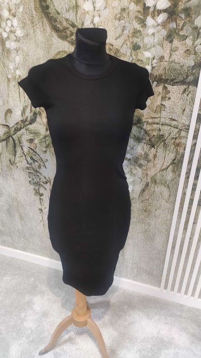 Czarna sukienka z krótkim rękawem