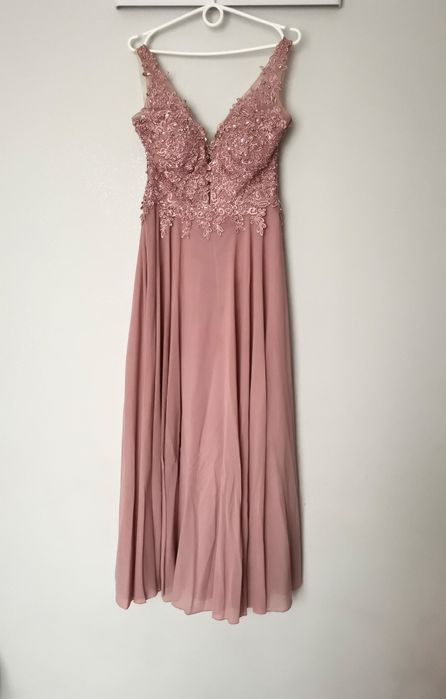 Długa sukienka ze zdobieniami na górze