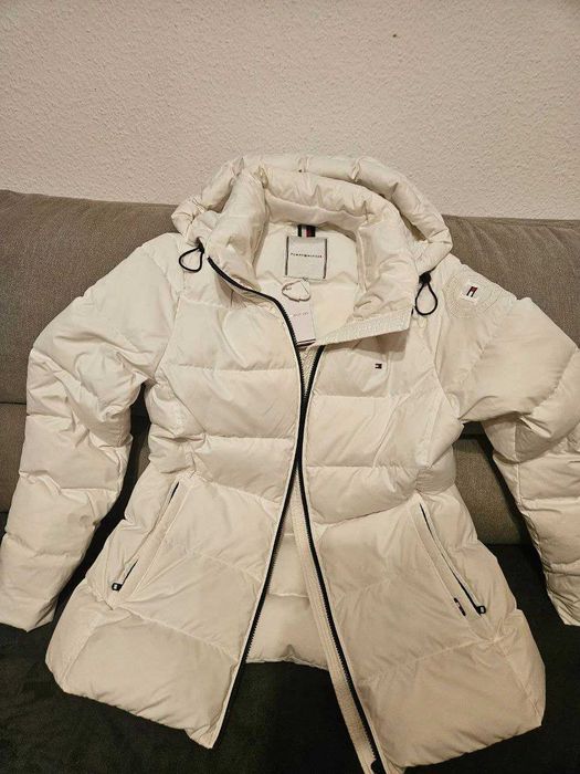 Пуховик HILFIGER. жіночий, білого кольору, новий , розмір L