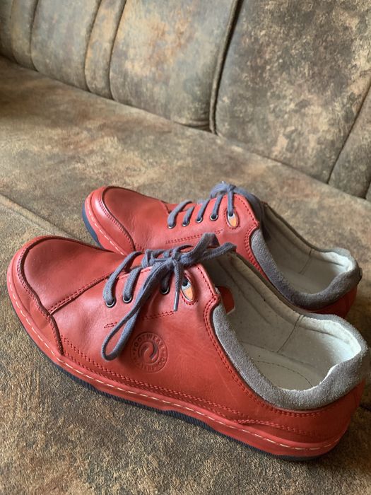 Продам кросівки червоного кольору.