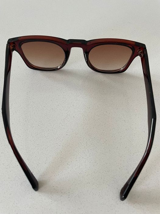 Óculos de sol castanhos