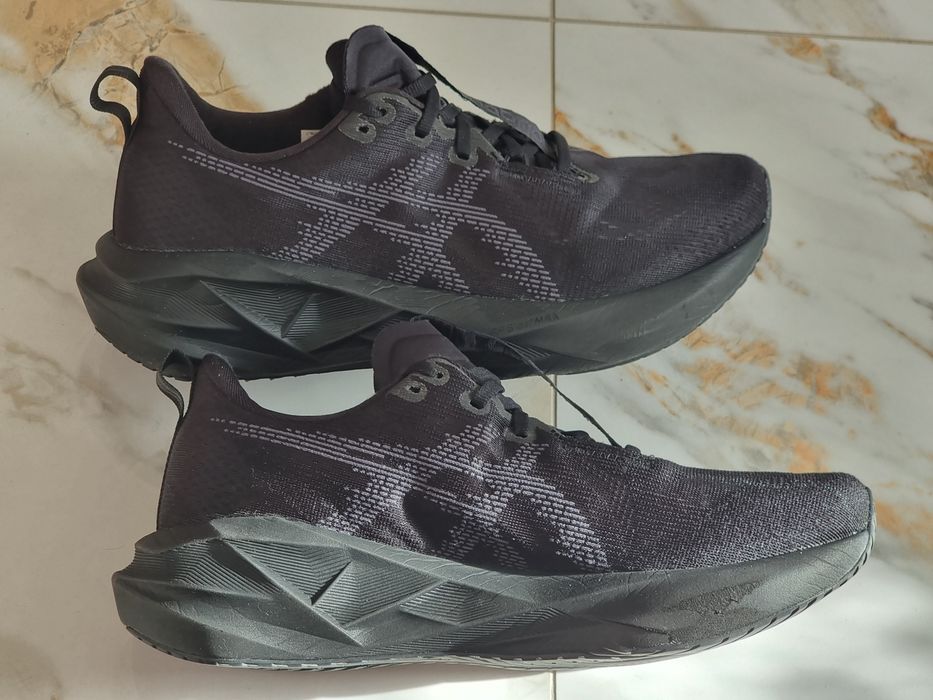 Оригінал 100% чоловічі кросівки asics novablast 5  eur 42.5