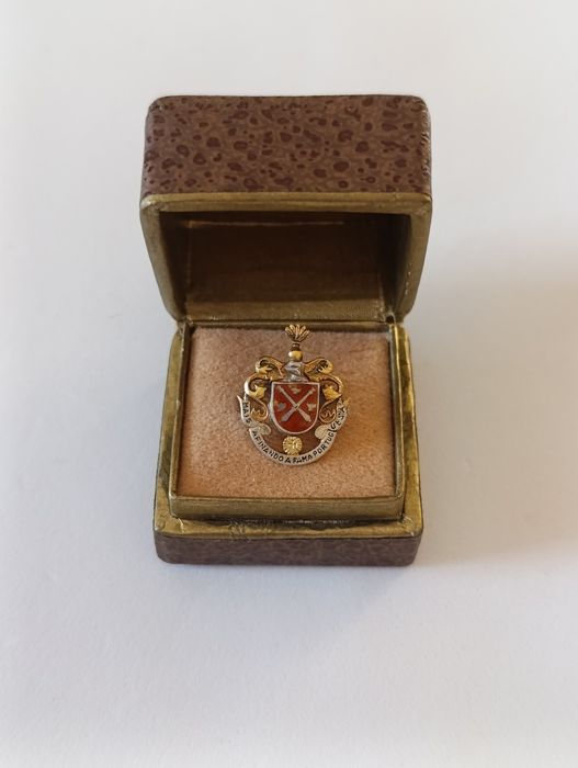 Antigo pin de lapela com brasão de armas "EPA"
