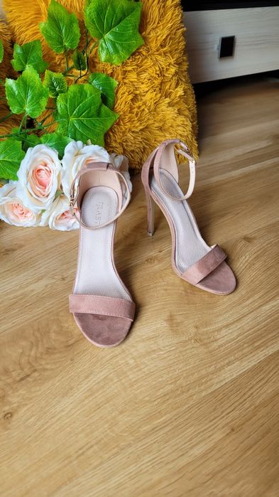 Szpilki sandałki na obcasie pudrowy róż zamszowe rozmiar 36