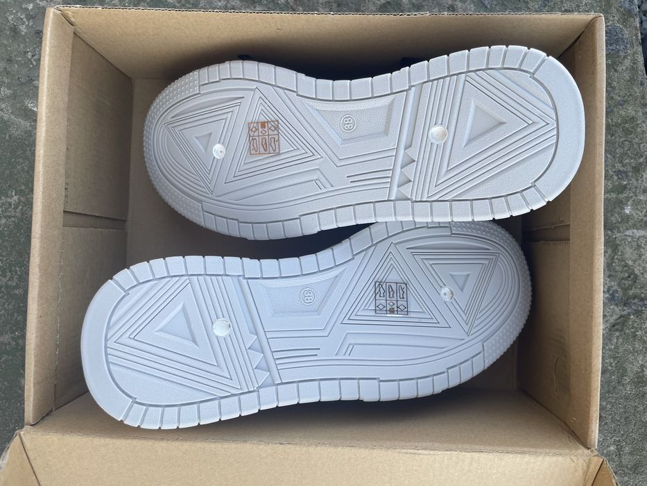 Жіночі весняні кросівки