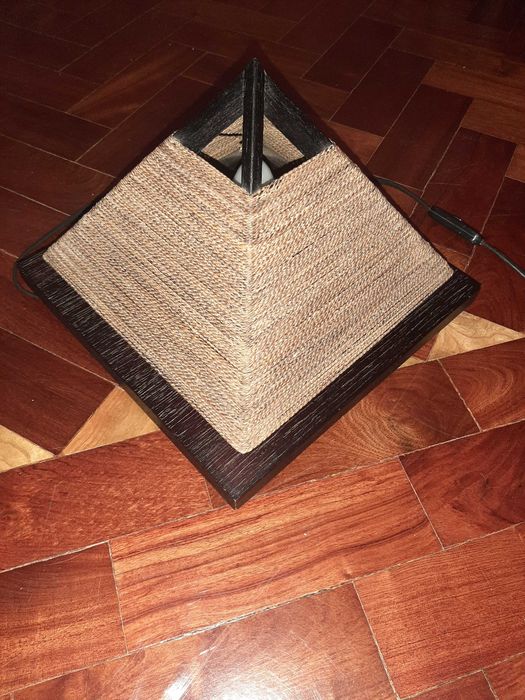 Candeeiro de mesa em madeira e corda