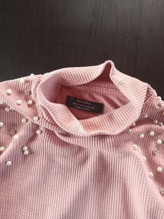 Camisola de malha canelada com pérolas da Bershka