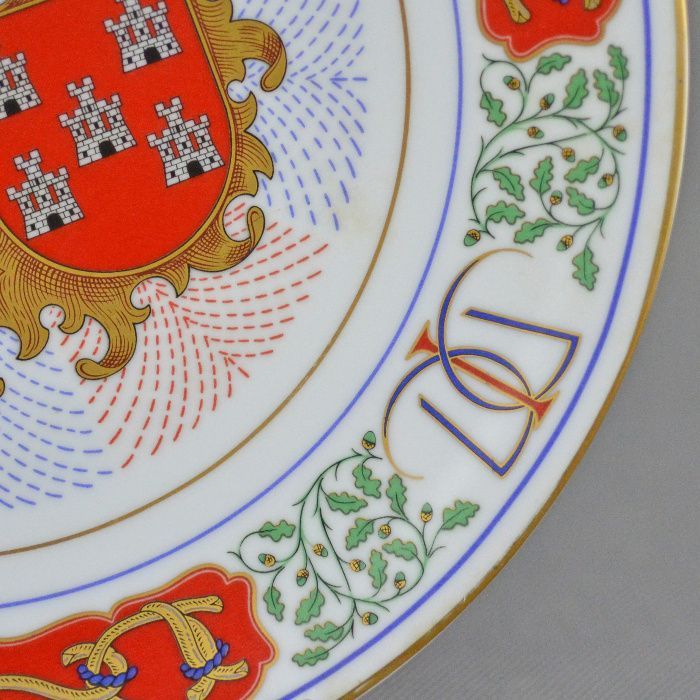 Prato em porcelana-homenagem ao casamento de D. Duarte e Dona Isabel