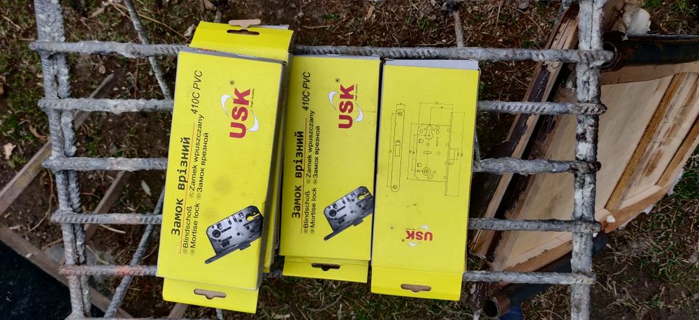 Замок врізний. Без ручок сама середина. 410C PVC