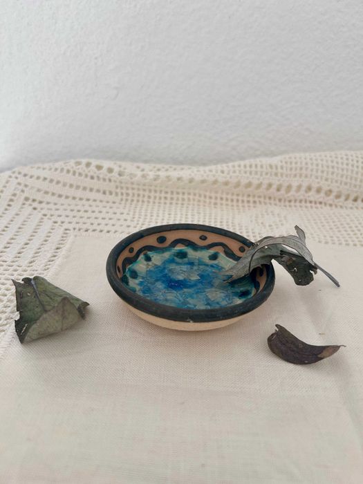Pequena taça em barro com fundo vidrado em tons de azul