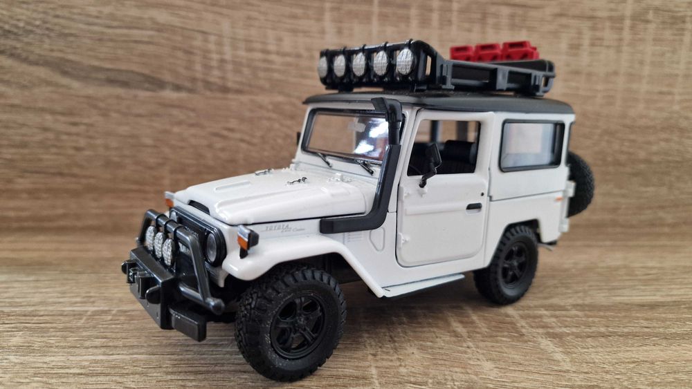 Miniatura Toyota Land Cruiser FJ40 1:24