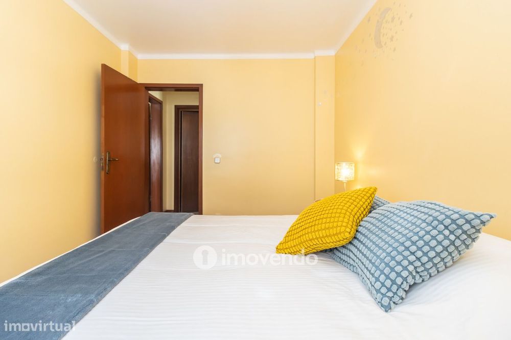 Apartamento T2 com áreas generosas e varanda, em Setúbal