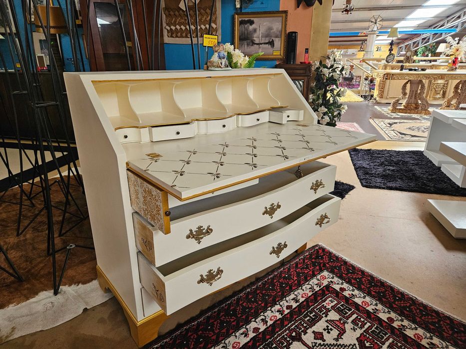 Escrivaninha restaurado de forma personalizada