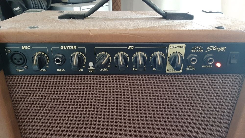 Amplificador Acústico 40 W com 3 entradas:  Voz + guitarra + AUX,
