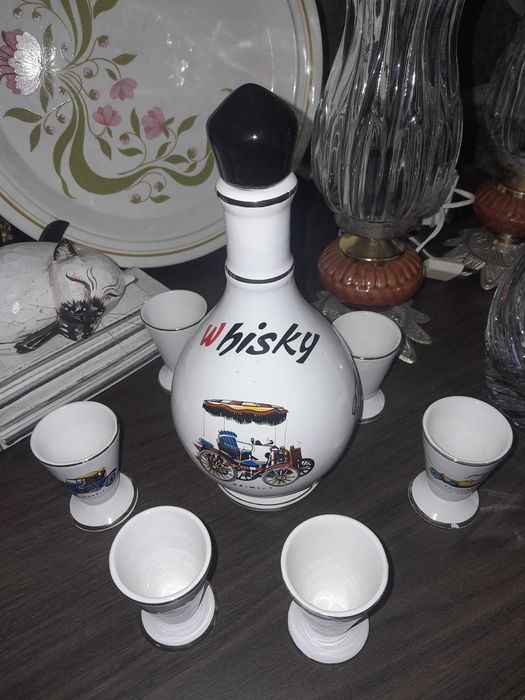 Vendo antigo conjunto de wiskie com os 6 copos