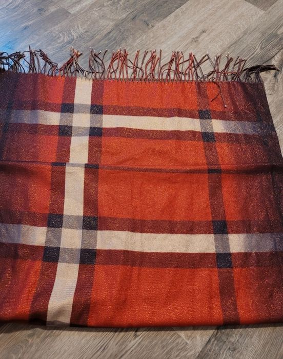 Błyszczący szal z metką