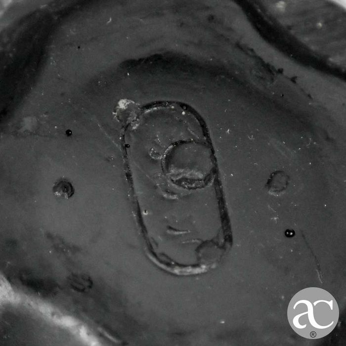 Escultura marfinite forma de dente de elefante com figuras orientais