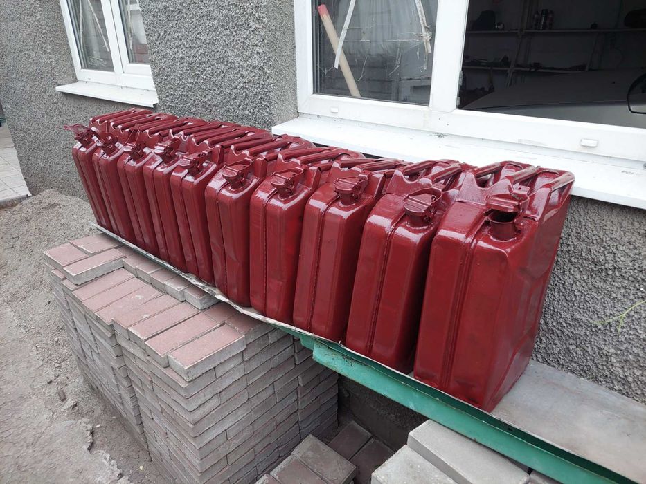 Продам Канистры 20л