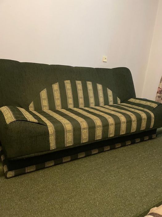 Продаеться б/у диван.