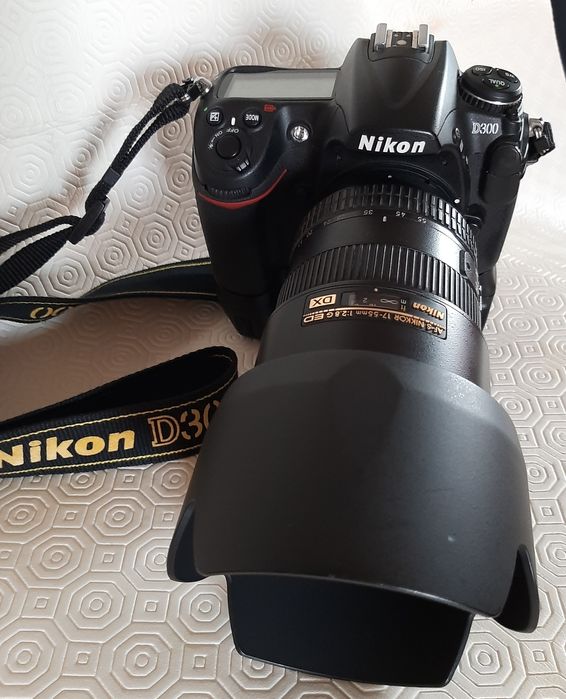 Nikon D300 com grip Nikon e lente 17-55mm f2.8