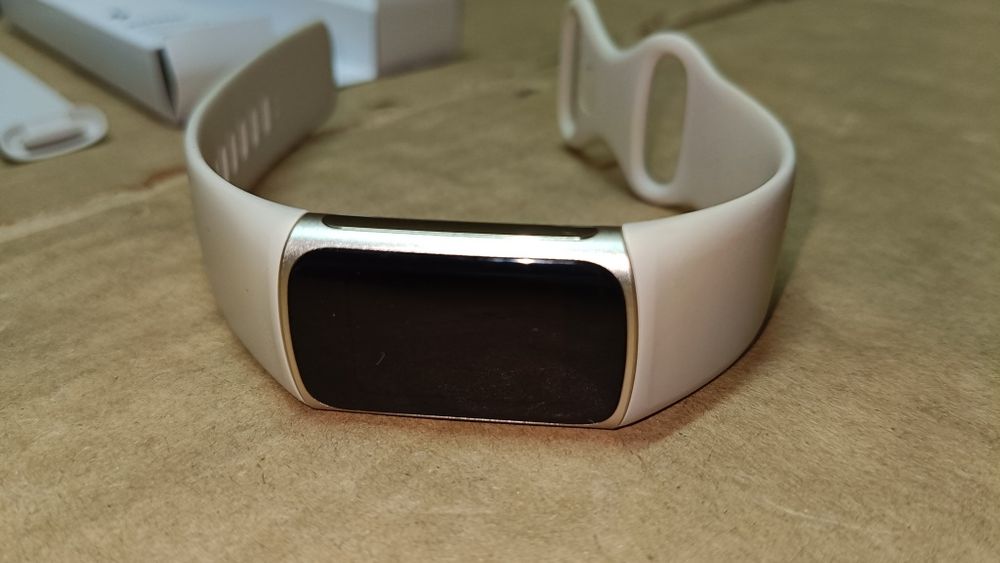 Smartwatch Fitbit Charge 5 beżowy