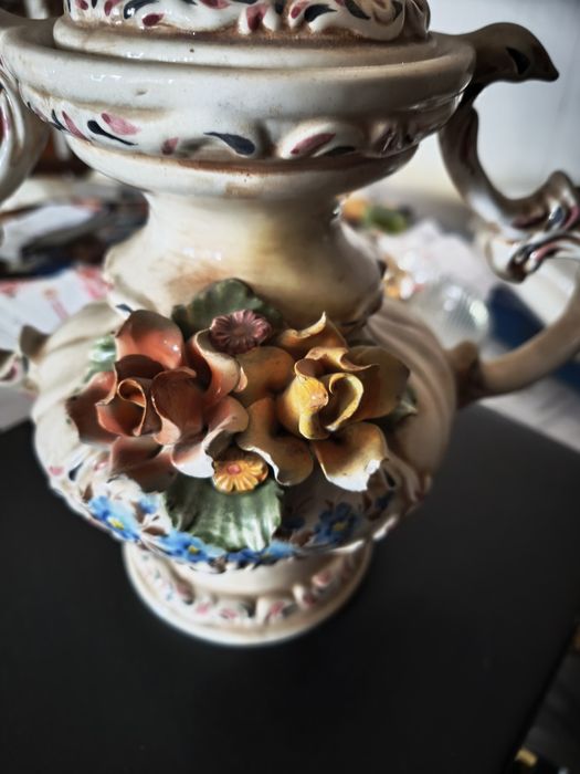 peça cerâmica decorativa ou uma peça de porcelana. Tem a forma de um vaso ou urna com duas pegas, com uma tampa separada