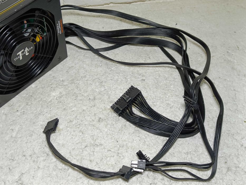 Блок живлення Thermaltake 530W 87 PLUS SPS-530W у робочому стані
